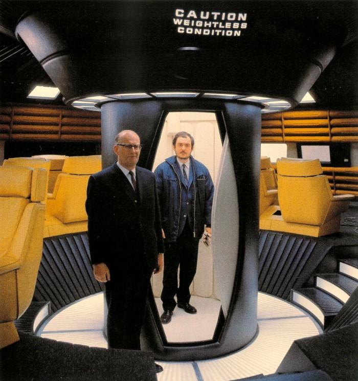 Arthur C. Clarke und Stanley Kubrick auf dem Set von 2001: Odyssee im Weltraum
