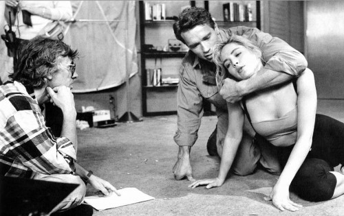 Paul Verhoeven, Arnold Schwarzenegger und Sharon Stone am Set von Total Recall