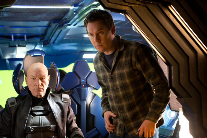 Professor Charles Xavier (Patrick Stewart) und Regisseur Bryan Singer – © 2014 Twentieth Century Fox